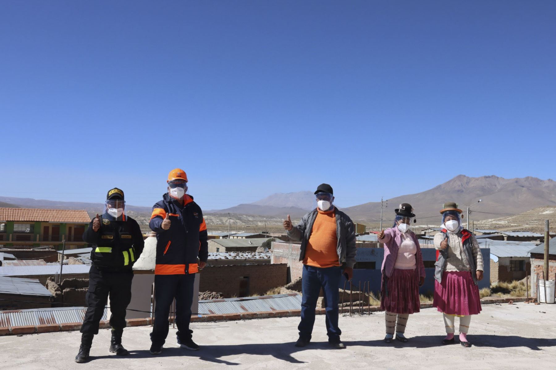 El COER Arequipa hizo entrega de protectores faciales a las autoridades del distrito de San Juan de Tarucani. Foto: ANDINA/COER Arequipa