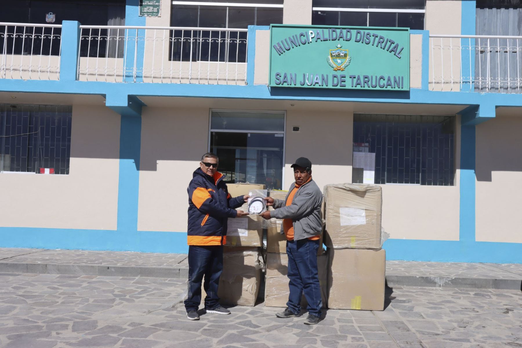 El COER Arequipa hizo entrega de protectores faciales a las autoridades del distrito de San Juan de Tarucani. Foto: ANDINA/COER Arequipa