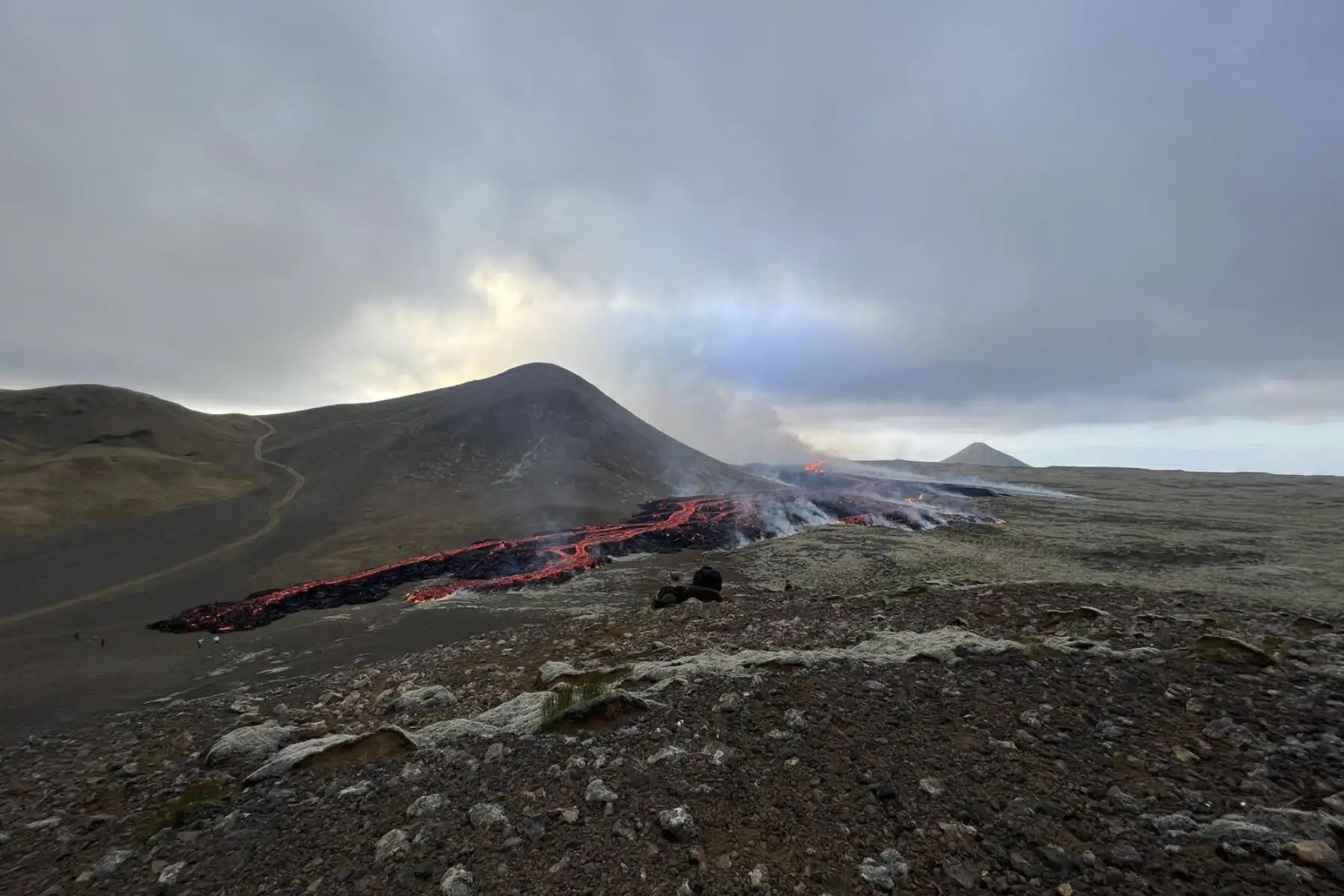 Esta foto tomada el 10 de julio de 2023 muestra el humo que sale de la lava que fluye durante una erupción volcánica cerca de Litli Hrutur, al suroeste de Reykjavik en Islandia.
Foto: AFP