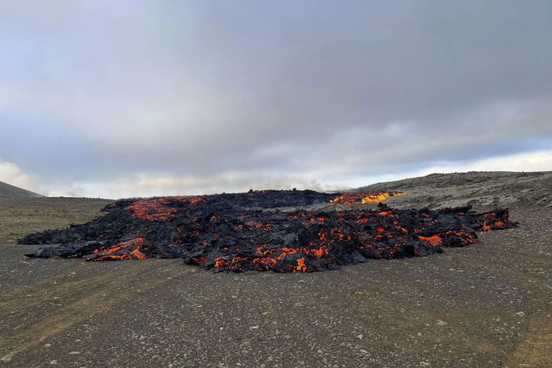 Esta foto tomada el 10 de julio de 2023 muestra la lava que fluye durante una erupción volcánica cerca de Litli Hrutur, al suroeste de Reykjavik en Islandia.
Foto: AFP