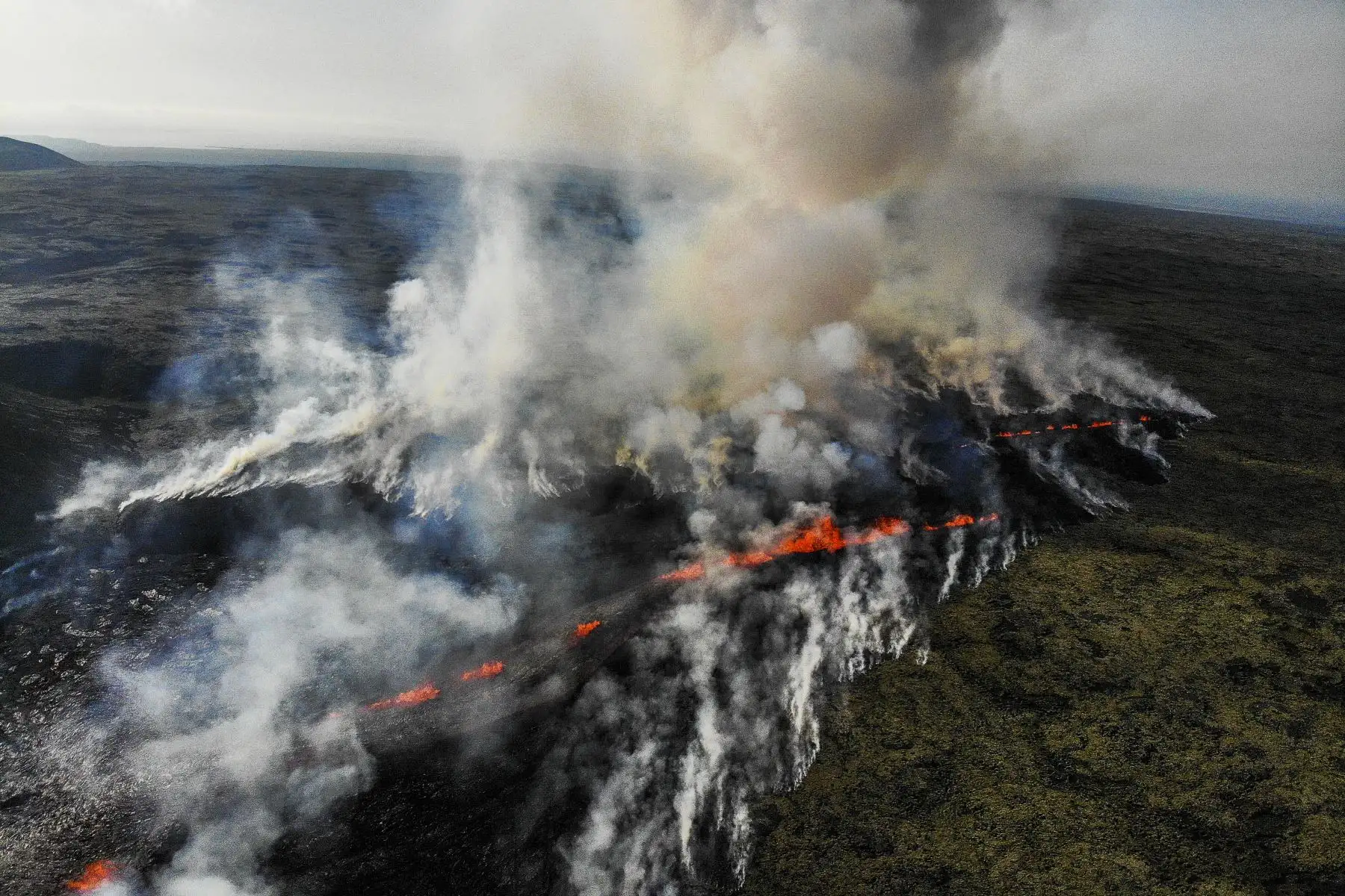 Esta fotografía aérea tomada el 10 de julio de 2023 muestra el humo que sale de la lava que fluye durante una erupción volcánica cerca de Litli Hrutur, al suroeste de Reykjavik en Islandia.
Foto: AFP