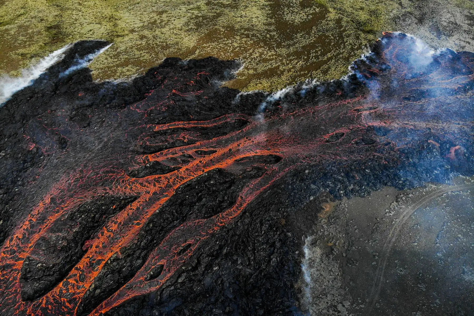 Esta fotografía aérea tomada el 10 de julio de 2023 muestra el flujo de lava durante una erupción volcánica cerca de Litli Hrutur, al suroeste de Reykjavik en Islandia. 
Foto: AFP