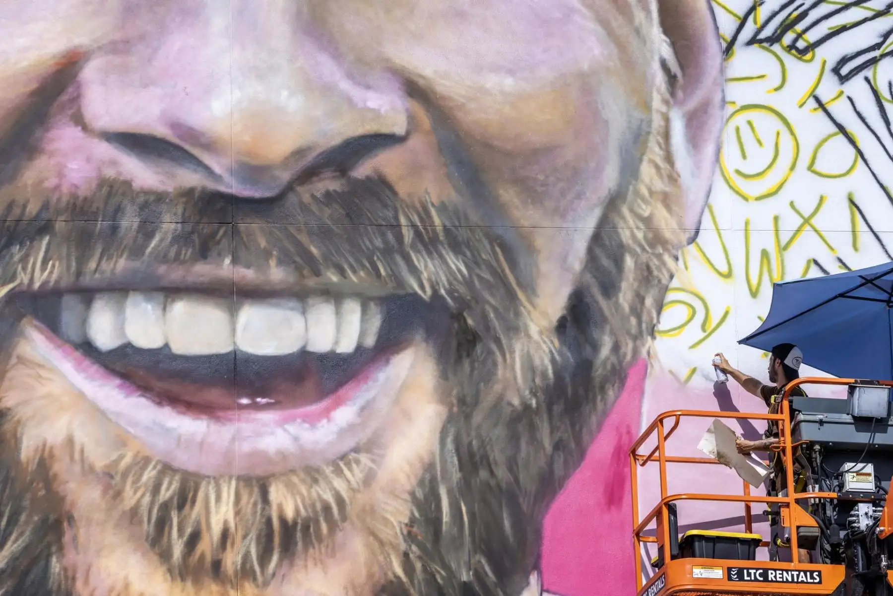 El artista argentino Maximiliano Bagnasco pinta un mural del futbolista compatriota Lionel Messi en un alto muro de siete pisos en Wynwood, Florida, EE.UU.
Foto: EFE