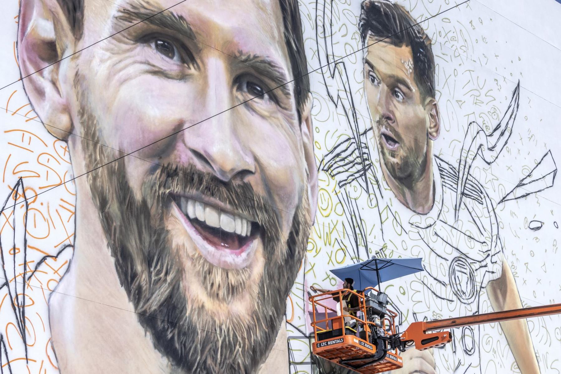 El artista argentino Maximiliano Bagnasco pinta un mural del futbolista compatriota Lionel Messi en un alto muro de siete pisos en Wynwood, Florida, EE.UU.
Foto: EFE