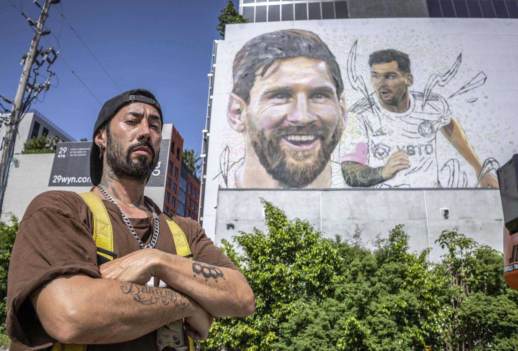 El artista argentino Maximiliano Bagnasco posa frente a un mural de su compatriota Lionel Messi que pinta en un muro de siete pisos en Wynwood, Florida, EE.UU.
Foto: EFE