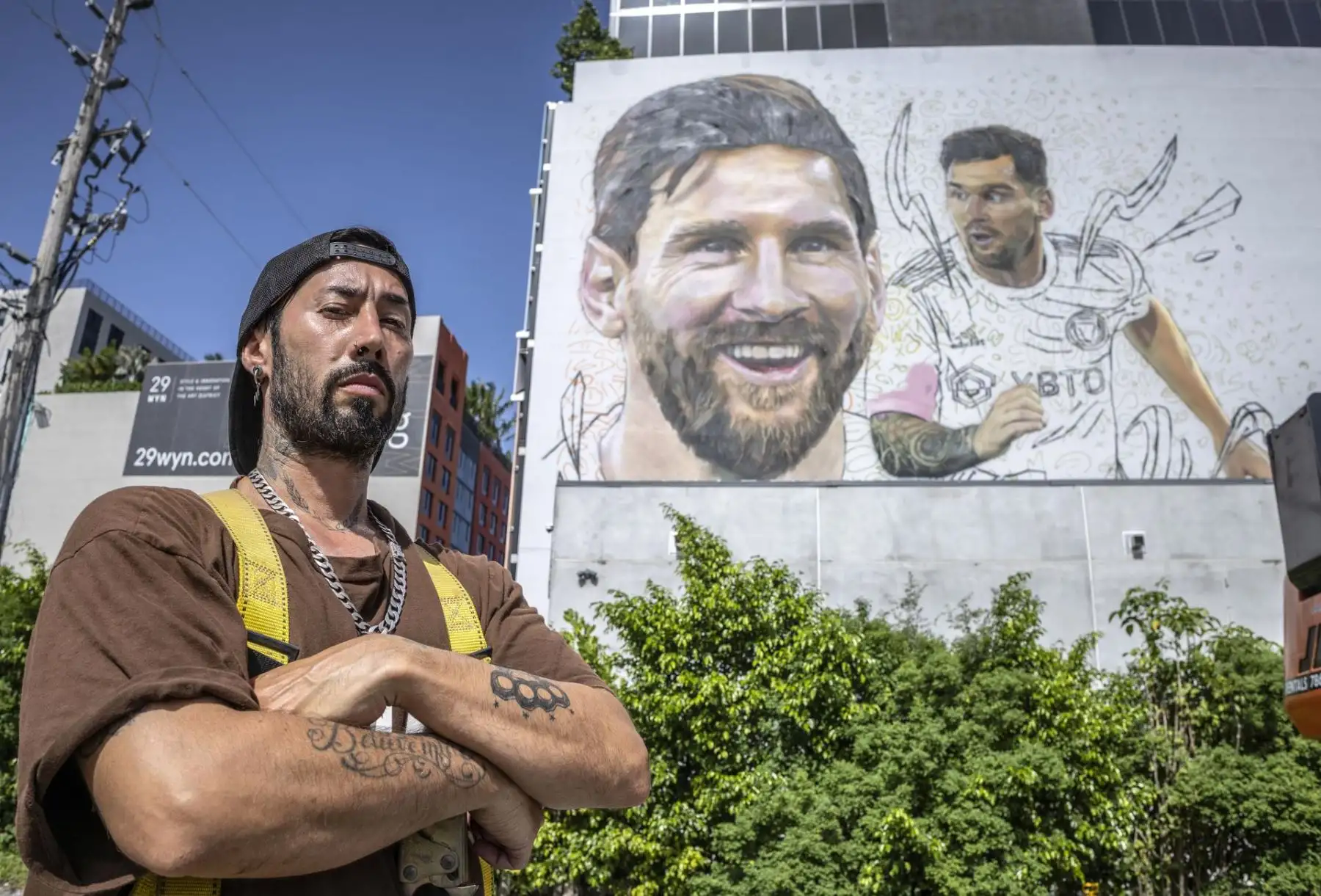 El artista argentino Maximiliano Bagnasco posa frente a un mural de su compatriota Lionel Messi que pinta en un muro de siete pisos en Wynwood, Florida, EE.UU.
Foto: EFE
