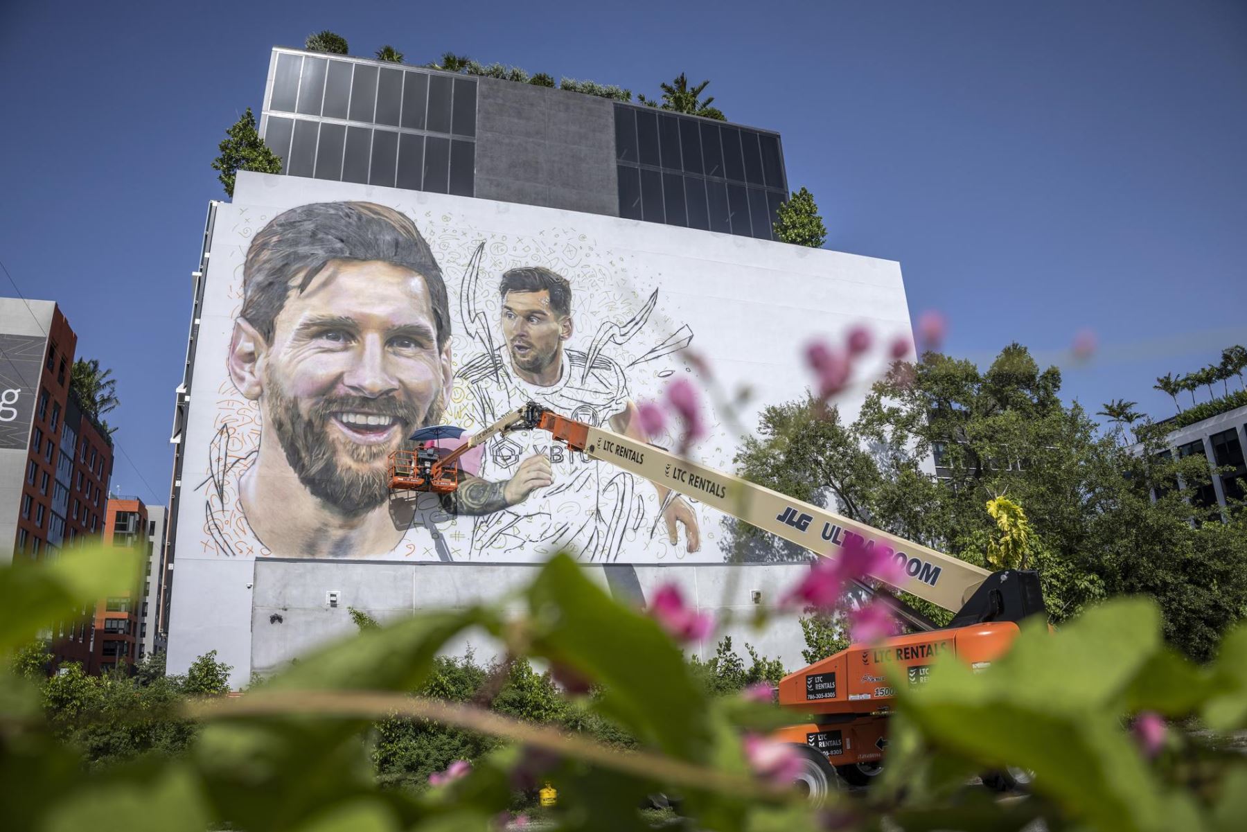 El artista argentino Maximiliano Bagnasco pinta un mural del futbolista compatriota Lionel Messi en un alto muro de siete pisos en Wynwood, Florida, EE.UU.
Foto: EFE