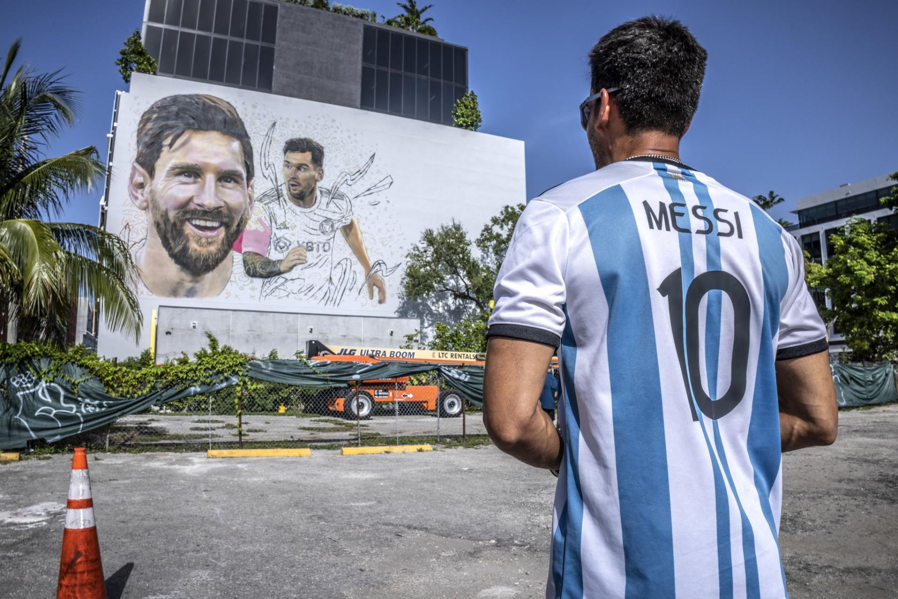 Un fan se para frente a un mural del futbolista argentino Lionel Messi que está siendo pintado por el artista argentino Maximiliano Bagnasco, en un alto muro de siete pisos en Wynwood, Florida, EE.UU.
Foto: EFE