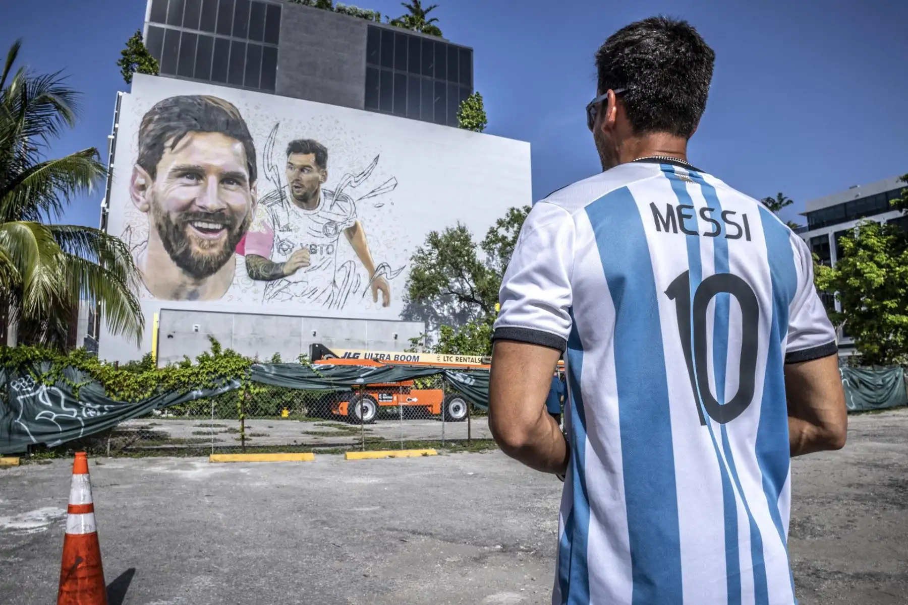 Un fan se para frente a un mural del futbolista argentino Lionel Messi que está siendo pintado por el artista argentino Maximiliano Bagnasco, en un alto muro de siete pisos en Wynwood, Florida, EE.UU.
Foto: EFE