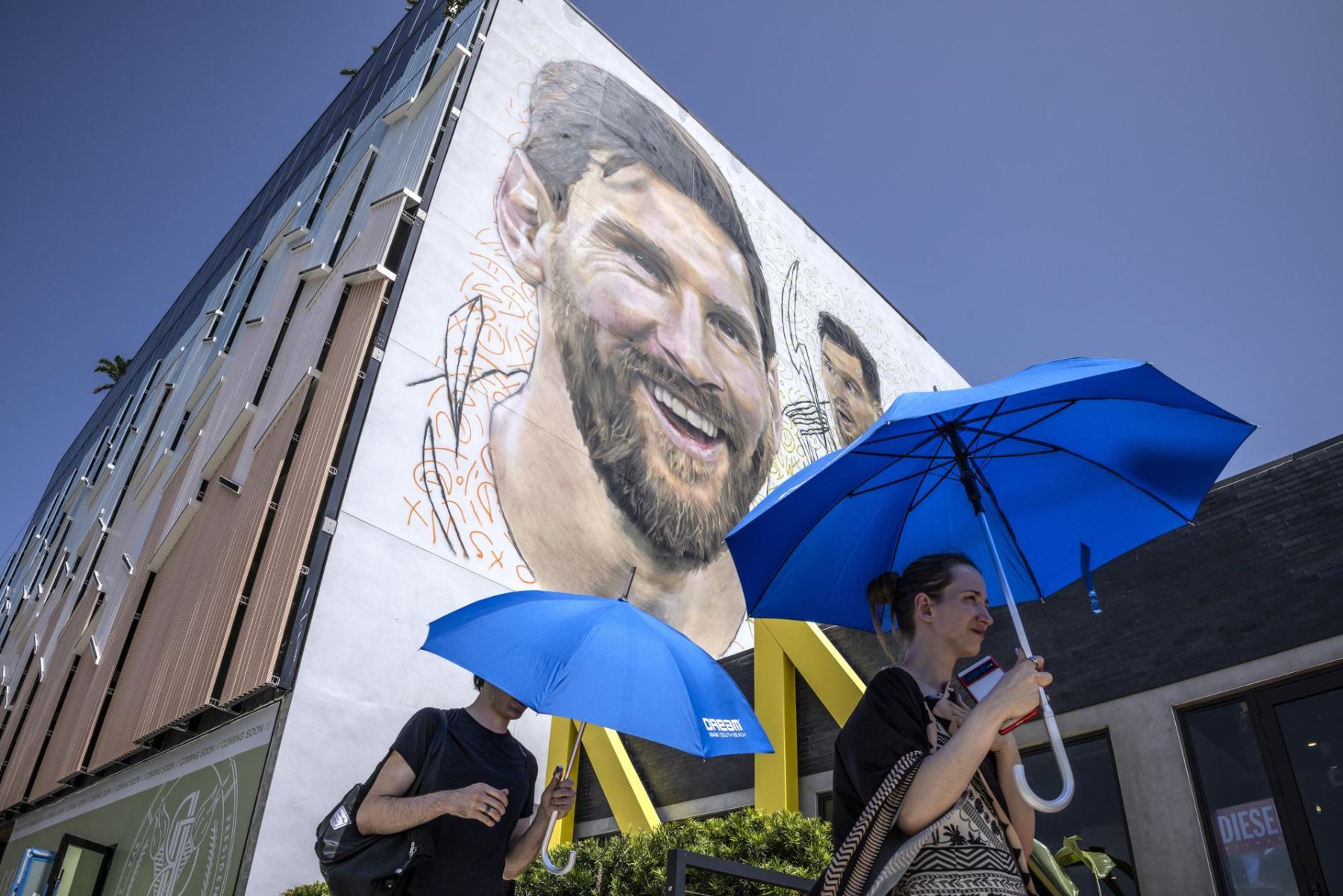 La gente camina cerca de un mural del futbolista argentino Lionel Messi que está siendo pintado por el artista argentino Maximiliano Bagnasco en un muro de siete pisos en Wynwood, Florida, EE.UU.
Foto: EFE