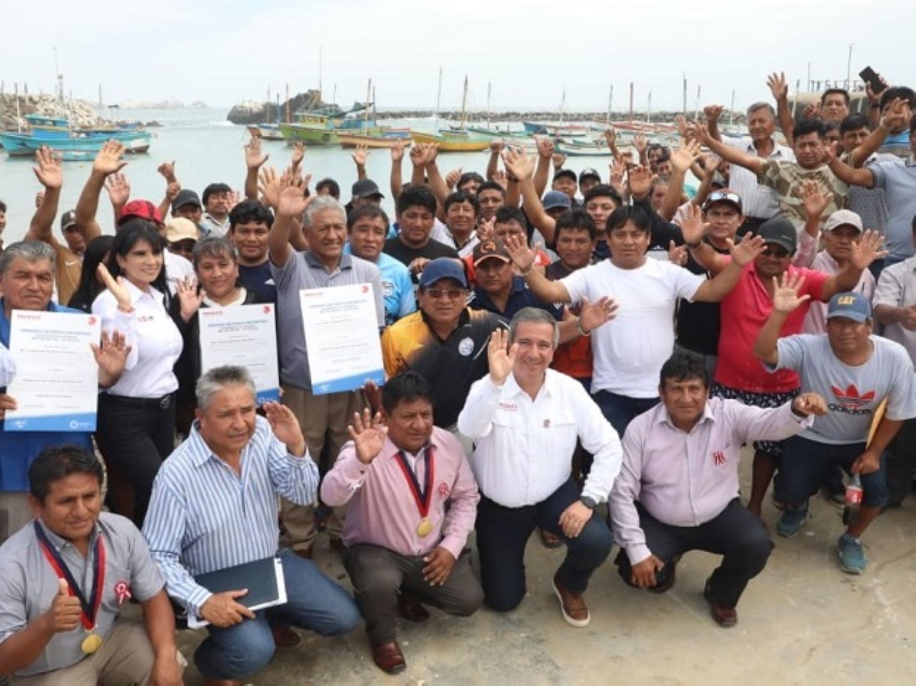 Produce entrega certificados de pesca a embarcaciones artesanales de Piura.