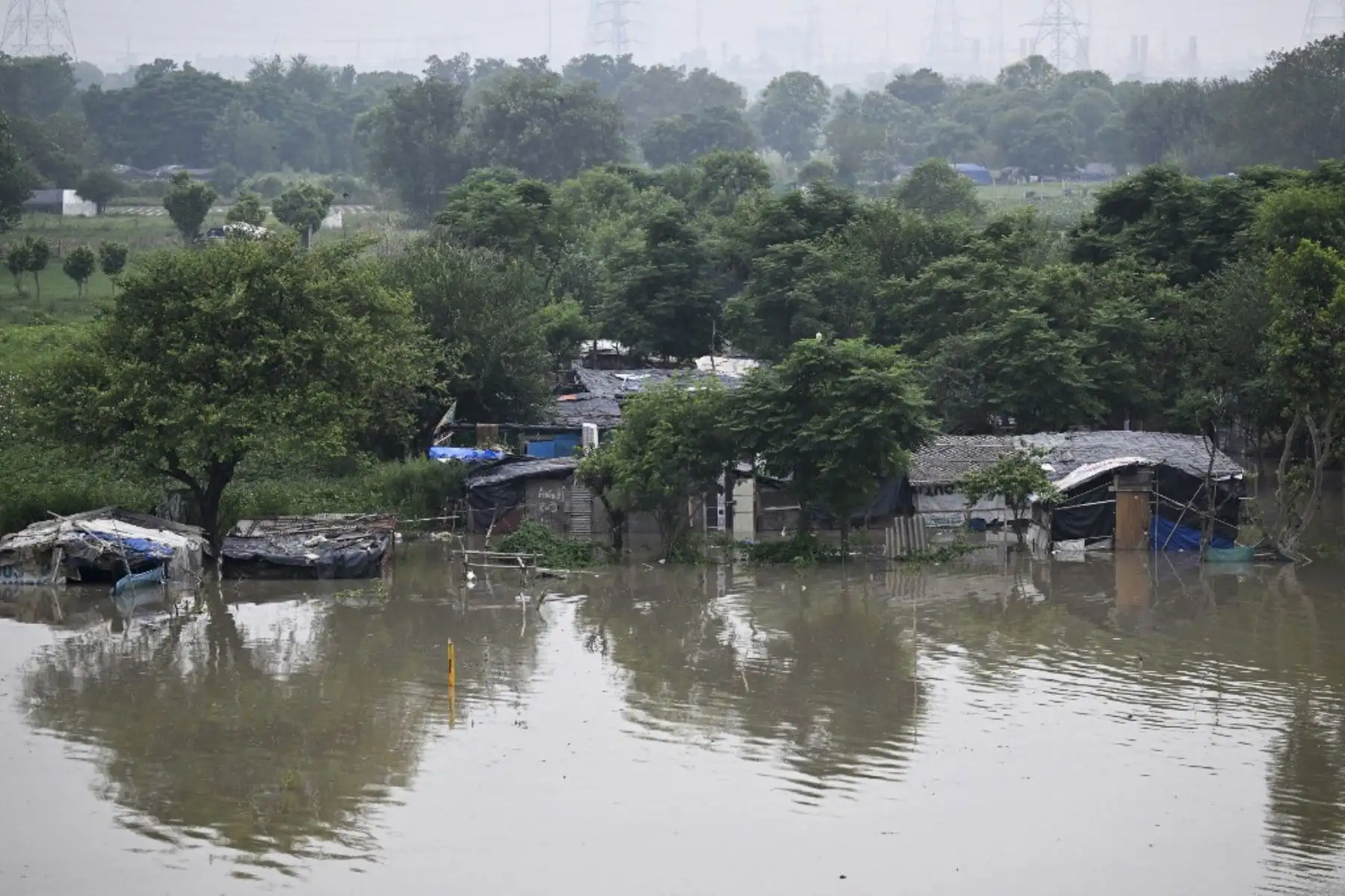 Una vista general muestra un área baja inundada cerca del río Yamuna después de que se desbordó debido a las lluvias monzónicas en Nueva Delhi. Foto: AFP