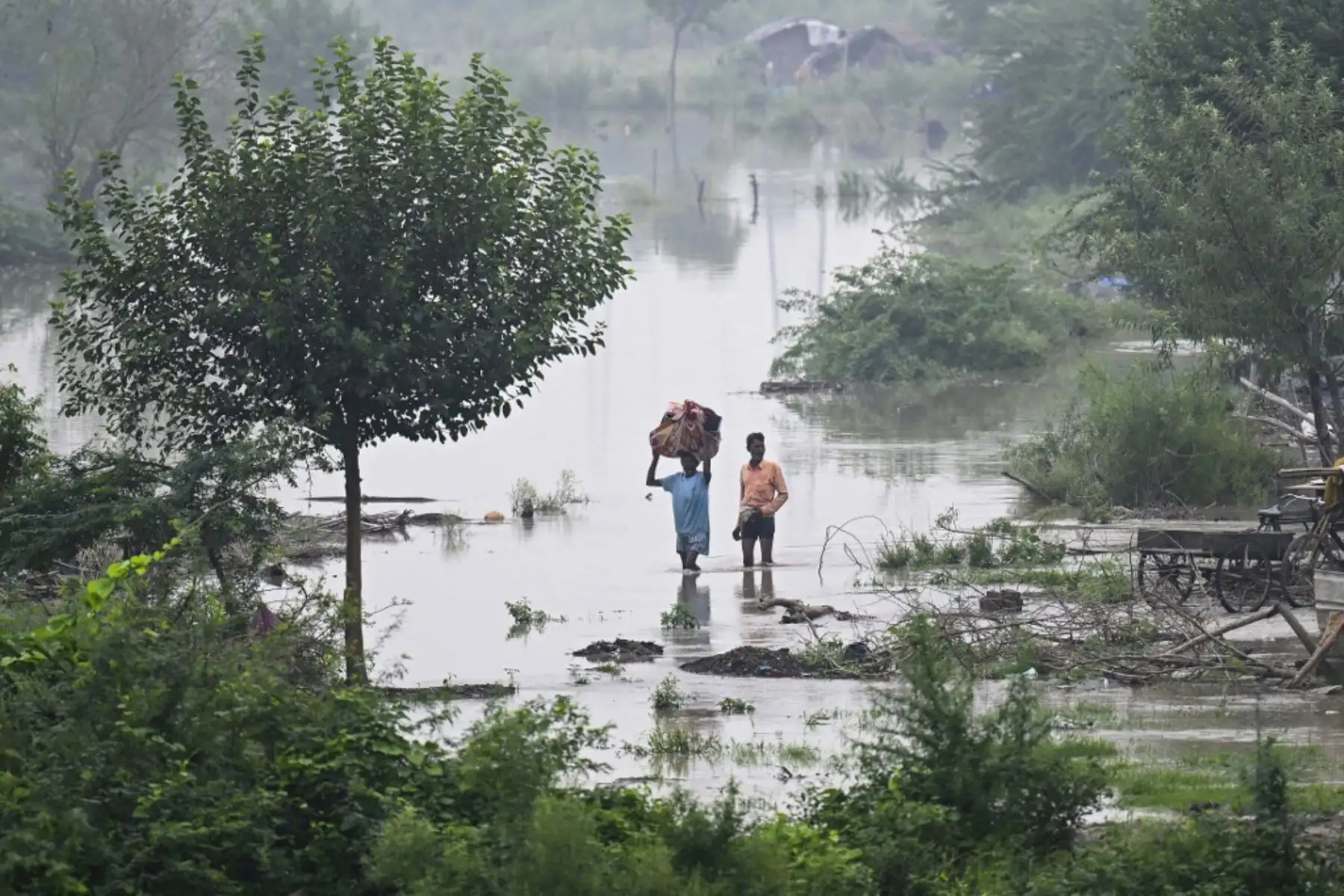 Una vista general muestra un área baja inundada cerca del río Yamuna después de que se desbordó debido a las lluvias monzónicas en Nueva Delhi. Foto: AFP