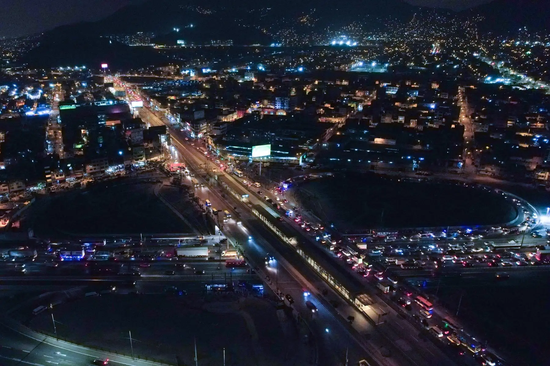 Tráfico y congestión vehicular nocturna en dirección a Lima Norte, en el intercambio vial donde se cruzan la Av. Caquetá con la Panamericana Norte. Hacia el horizonte se observan mercados, negocios y viviendas del distrito del Rímac. Foto: ANDINA/Daniel Bracamonte