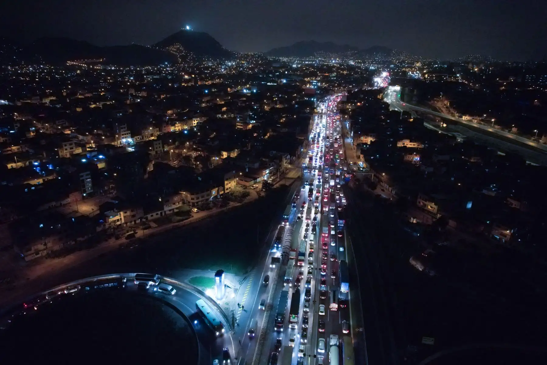 Tráfico y congestión vehicular nocturna en dirección a Lima Norte y Este, en el intercambio vial donde se cruzan la Av. Caquetá con la Panamericana Norte. Hacia el horizonte se observan la vía Linea Amarilla, el cerro San Cristóbal, y los distritos del Rímac y Cercado de Lima. Foto: ANDINA/Daniel Bracamonte