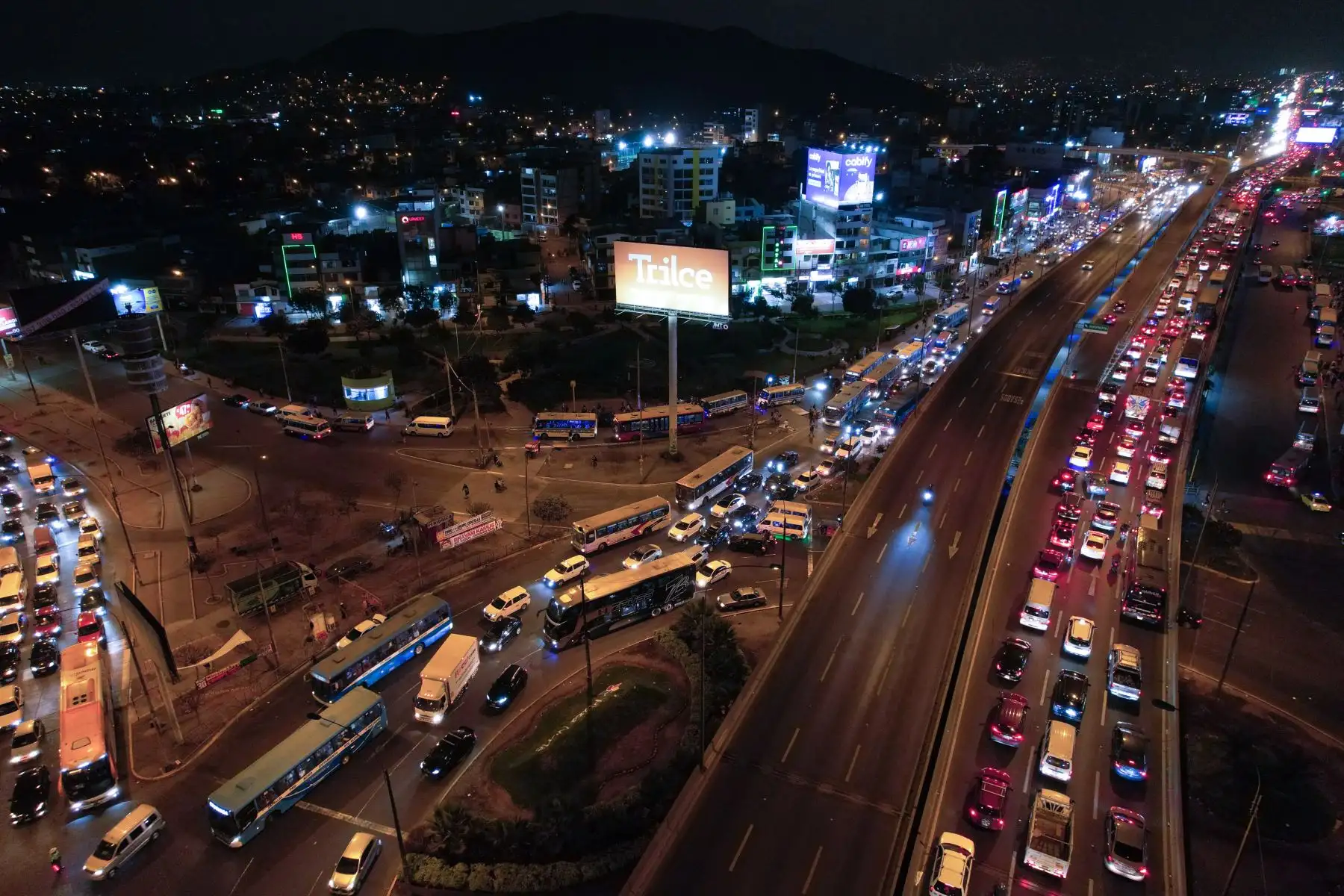 Tráfico y congestión vehicular en dirección al norte y al sur de Lima en la Panamericana Norte, a la altura del cruce con la Av. Tomás Valle. Hacia el horizonte se observan los distritos de Los Olivos y San Martín de Porres. Foto: ANDINA/Daniel Bracamonte