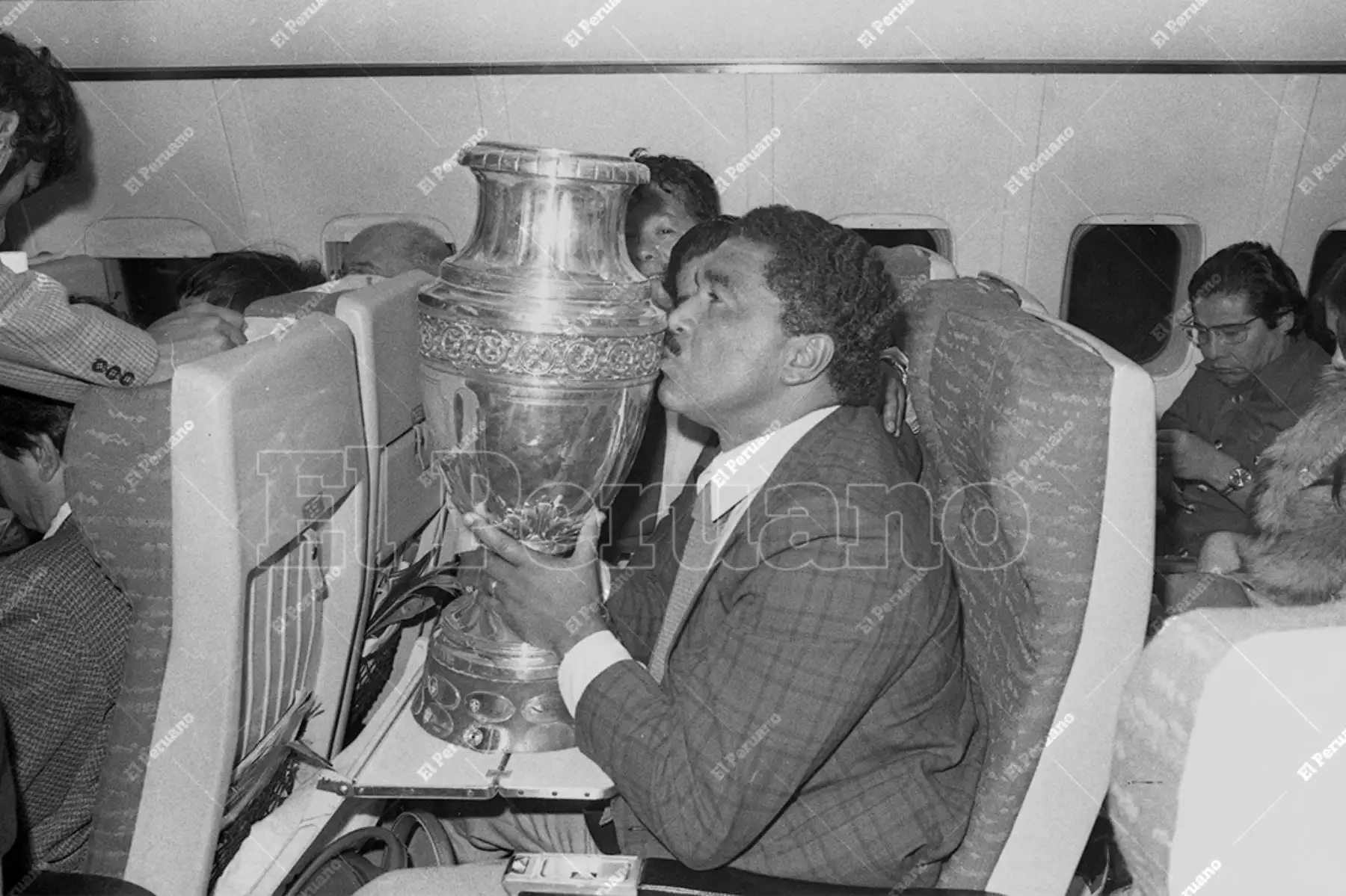 Lima - 30 octubre 1975 / El entrenador Marcos Calderón besa la Copa América a bordo del avión que trajo a la selección peruana de fútbol. Perú se coronó campeón sudamericano al vencer a Colombia por 1-0 en Caracas. Foto: Archivo Histórico de El Peruano / Raúl Sagástegui