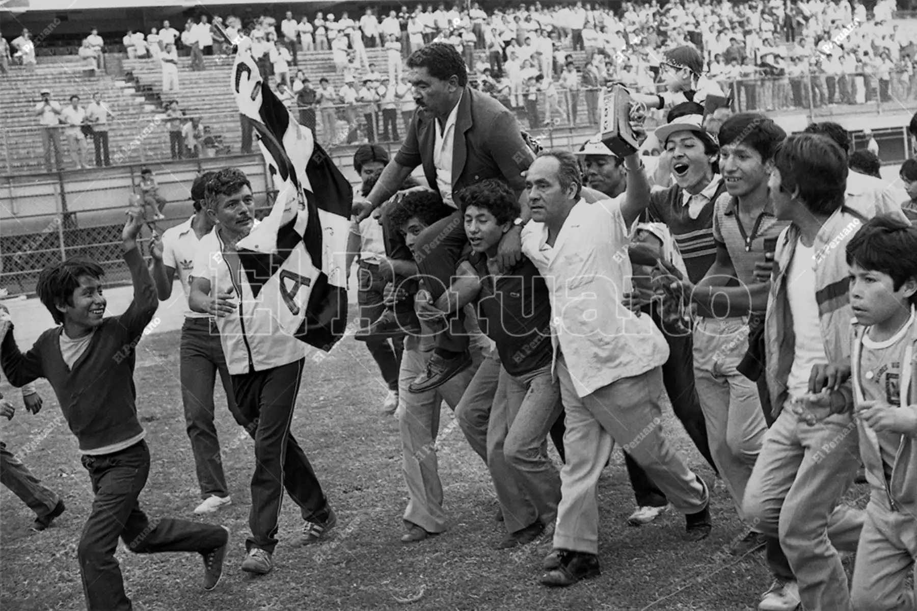 Lima - 23 diciembre 1984 / El entrenador Marcos Calderón paseado en hombros por hinchas del Sport Boys en el Estadio Nacional. Después de 26 años el cuadro porteño se coronó campeón nacional al vencer 4-1 a Unión Huaral. Foto: Archivo Histórico de El Peruano / Virgilio Molero