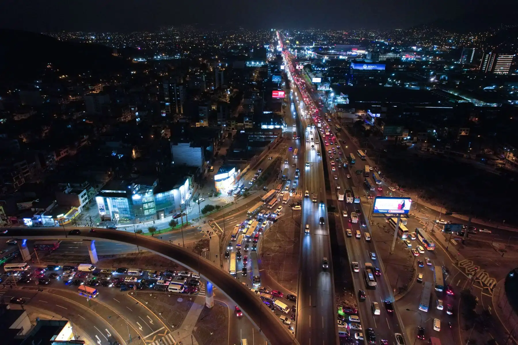 Tráfico y congestión vehicular en dirección al norte y al sur de Lima en la Panamericana Norte, a la altura del cruce con la Av. Tomás Valle. Hacia el horizonte se observan centros comerciales, universidades, diversos negocios y viviendas en los distritos de Independencia, Los Olivos, San Martín de Porres y Comas. Foto: ANDINA/Daniel Bracamonte