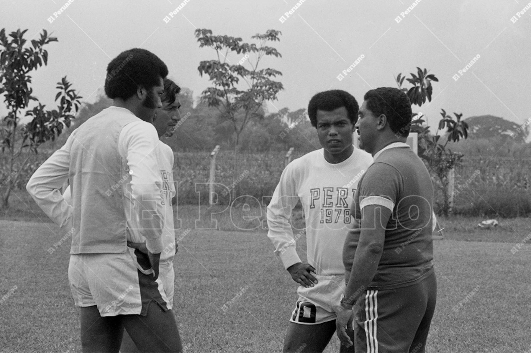 Cali, Colombia - 9 julio 1977 / El entrenador Marcos Calderón dialoga con Teófilo Cubillas, Alfredo Quesada y Juan José Velásquez en los entrenamientos de la selección peruana de fútbol que se prepara para el triangular clasificatorio al mundial  Argentina 78. Foto: Archivo Histórico de El Peruano