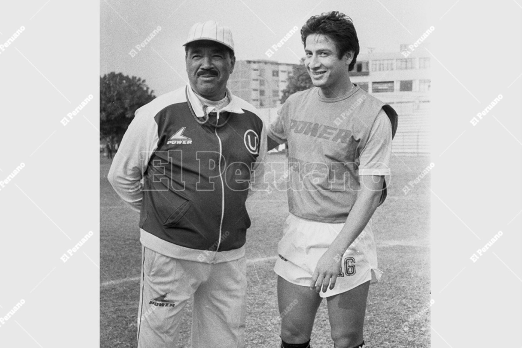 Lima - 3 julio 1985 / El entrenador Marcos Calderón junto al seleccionado Luis Reyna que se reintegró a los entrenamientos de Universitario de Deportes. Foto: Archivo Histórico de El Peruano / Máximo Miralles
