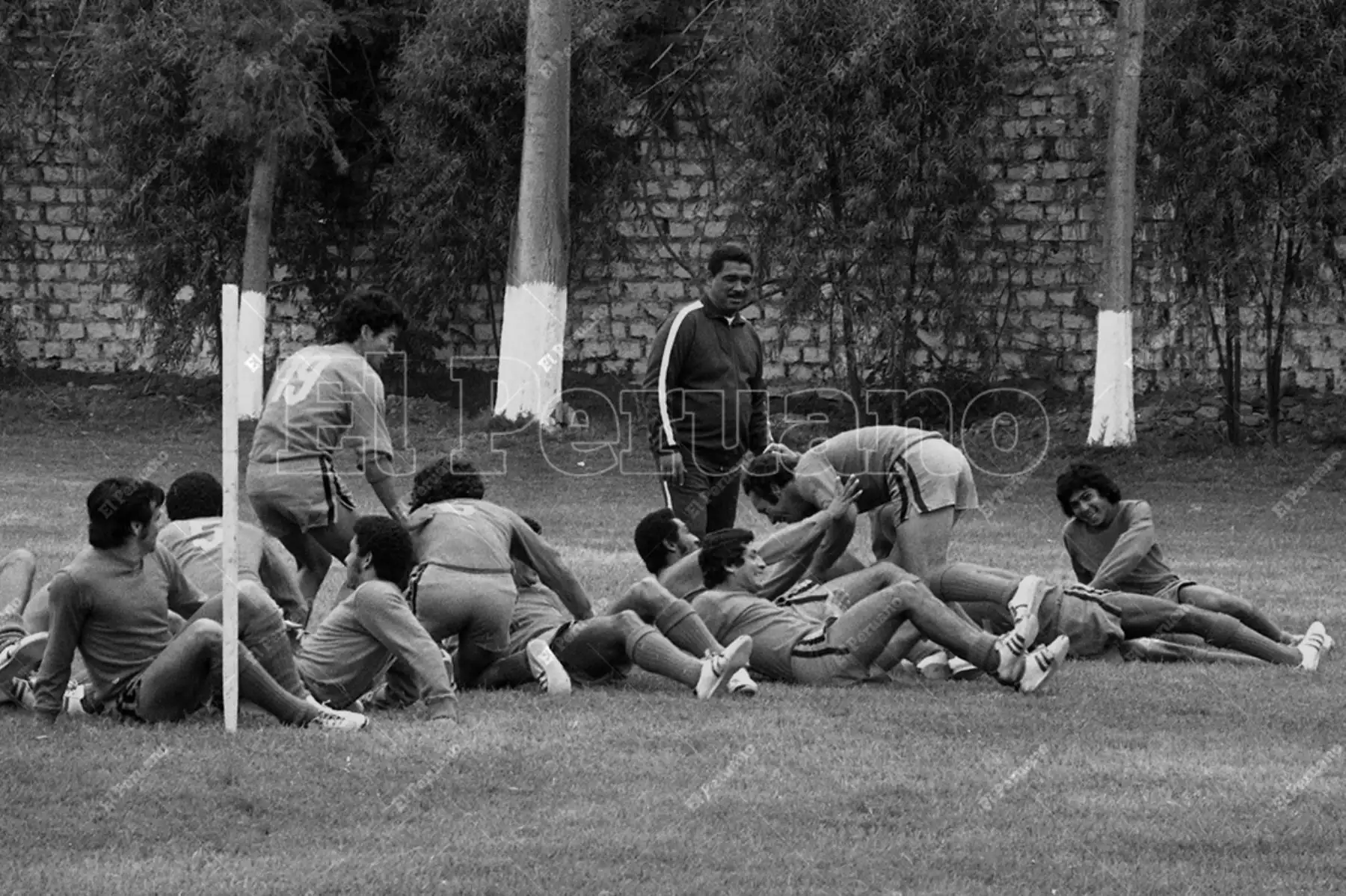 Lima - 4 agosto 1975 / Marcos Calderón dirigiendo los entrenamientos de la selección peruana de fútbol en el proceso de la Copa América. Foto: Archivo Histórico de El Peruano