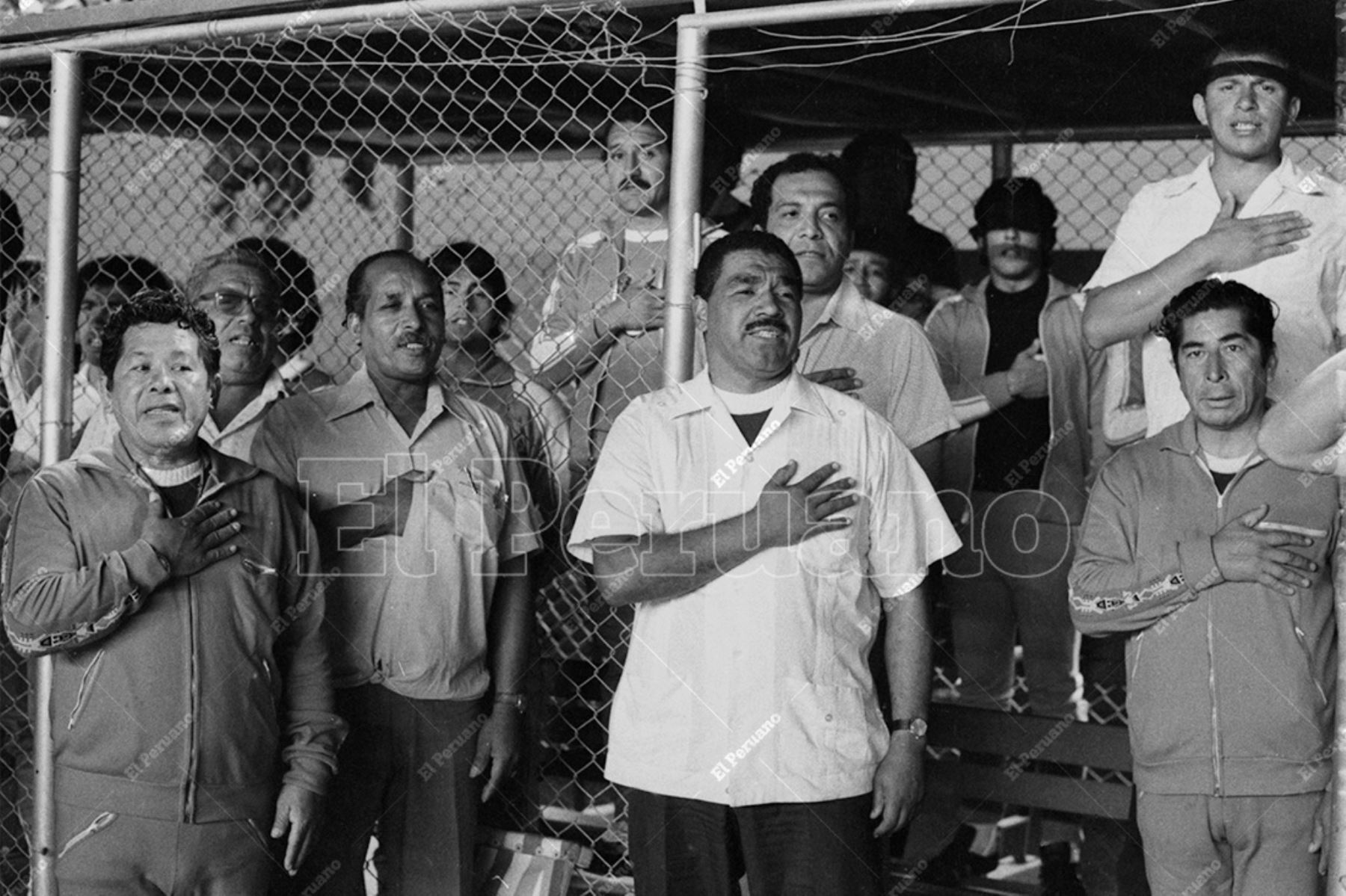 Lima - 12 marzo 1977 / El técnico Marcos Calderón entona el Himno Nacional antes del partido entre Perú y Ecuador  por las eliminatorias al mundial de Argentina 78. Foto: Archivo Histórico de El Peruano