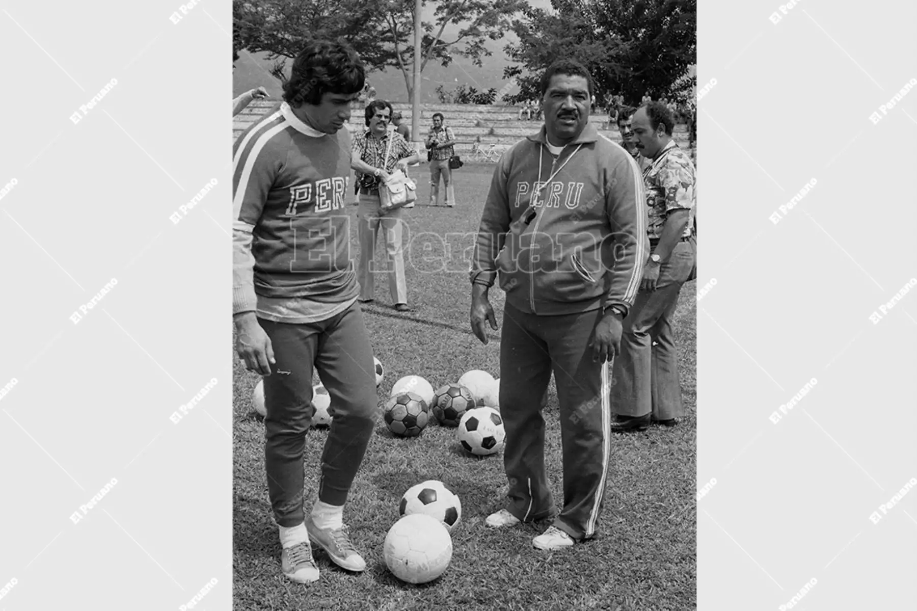 Cali, Colombia - 7 julio 1977 / Marcos Calderón y el arquero  Ramón Quiroga en los entrenamientos de la selección peruana de fútbol que se prepara para el triangular con Brasil y Bolivia clasificatorio al mundial  Argentina 78. Foto: Archivo Histórico de El Peruano