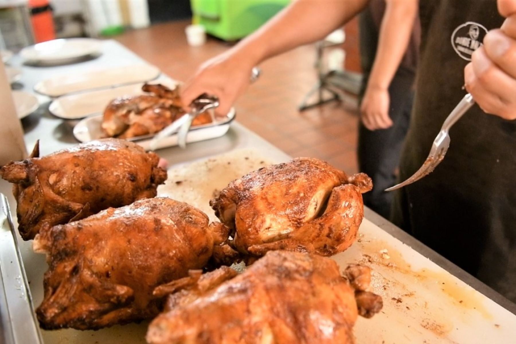 Este domingo se celebra el Día del Pollo a la Brasa, plato emblemático de la culinaria peruana, el más consumido en todo el país y con creciente presencia internacional gracias a su delicioso sabor que conquista paladares. El secreto de su éxito radica en la sencillez de su preparación, basada en la magistral mezcla de ingredientes que componen el marinado que resalta su sabor único.