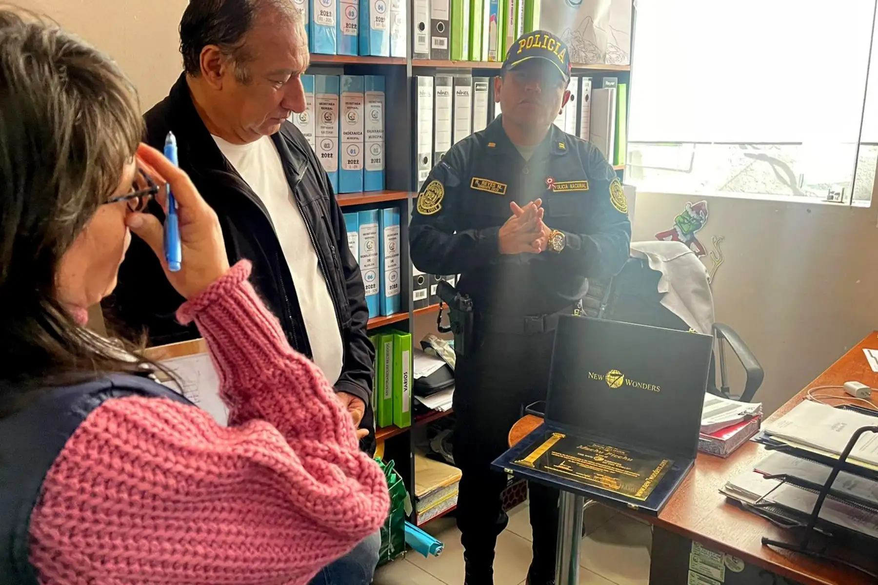 "Hace una hora encontramos la placa de oro, estaba en un estante de libros de la Secretaría General (de la Municipalidad Distrital de Machu Picchu Pueblo)", afirmó en declaraciones a diversos medios de comunicación. Foto: Cortesía/ Municipalidad de Machu Picchu Pueblo