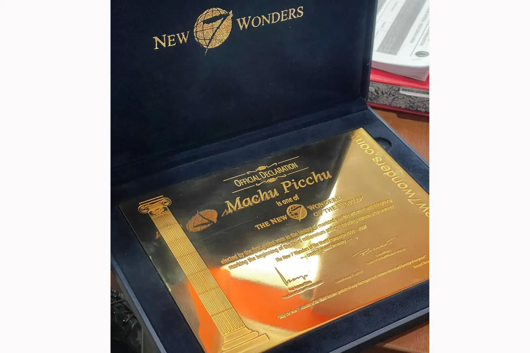 "Hace una hora encontramos la placa de oro, estaba en un estante de libros de la Secretaría General (de la Municipalidad Distrital de Machu Picchu Pueblo)", afirmó en declaraciones a diversos medios de comunicación. Foto: Cortesía/ Municipalidad de Machu Picchu Pueblo