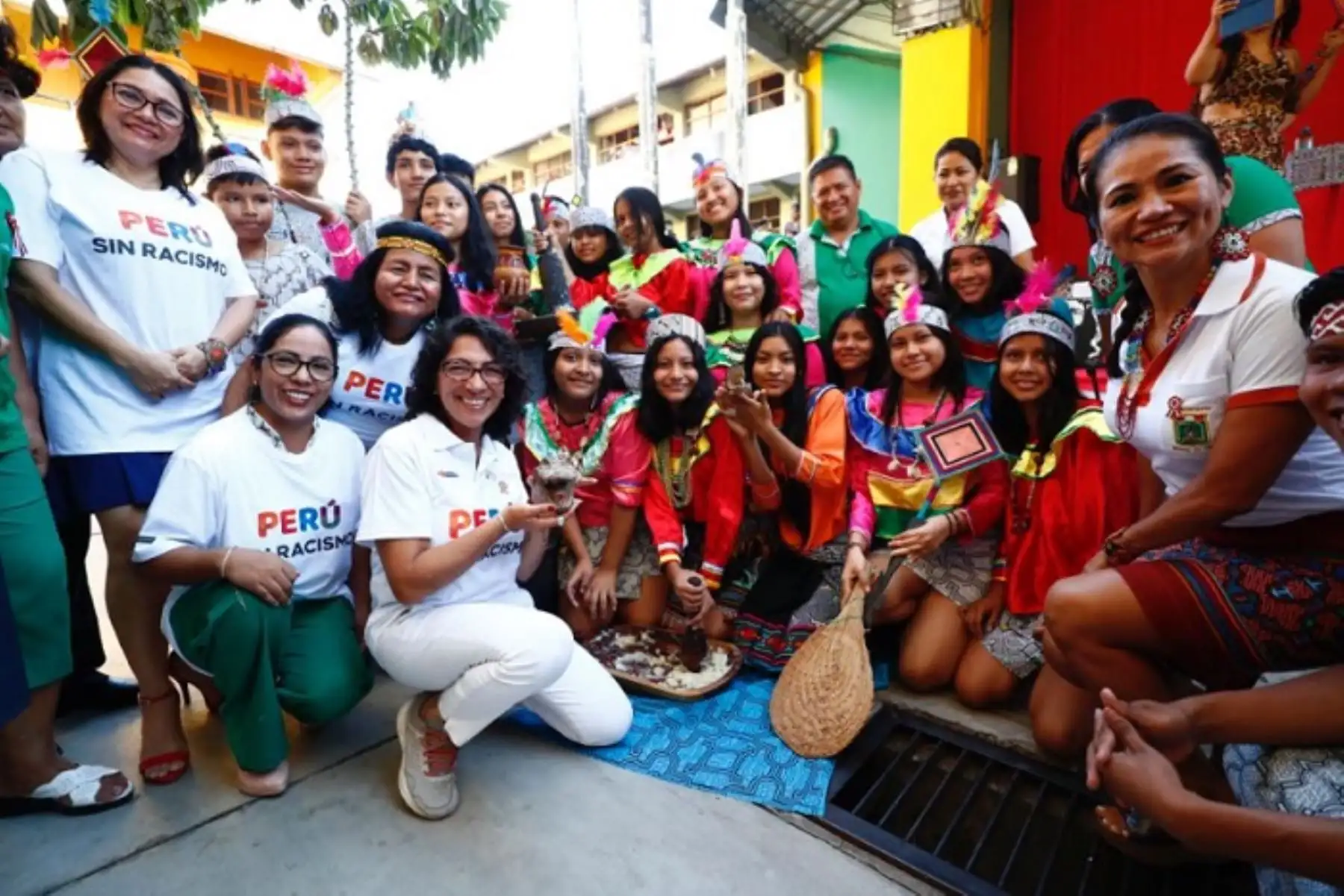 La ministra Leslie Urteaga destacó que los estudiantes entonaran el Himno Nacional en la lengua shipibo-konibo. Foto: ANDINA/Mincul