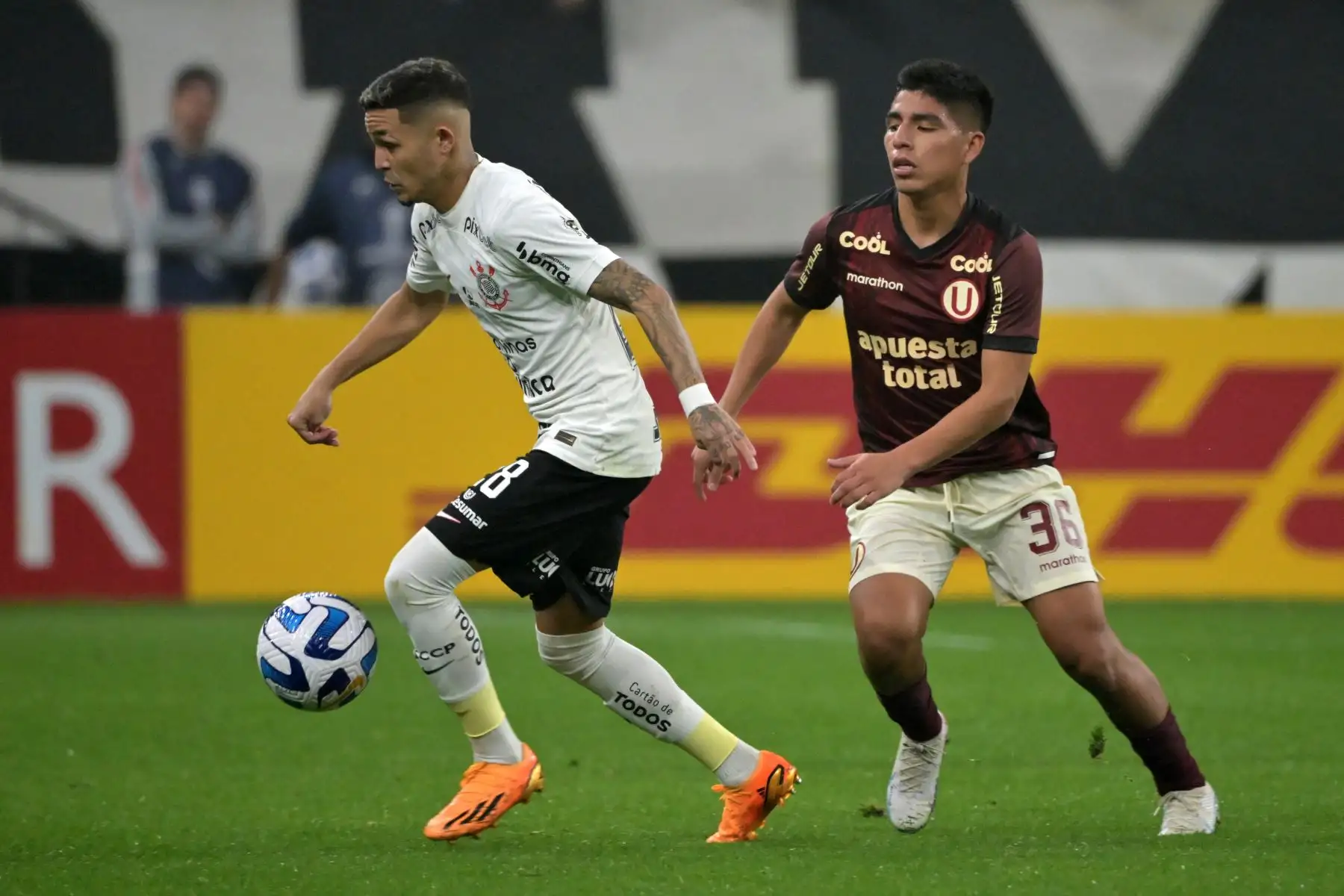 El delantero del Corinthians, Adson, lleva el balón más allá del defensor de Universitario, Hugo Ancajima, durante el partido de ida de los dieciseisavos de final de la Copa Sudamericana entre el brasileño Corinthians y el peruano Universitario en el Arena Corintios de Sao Paulo, Brasil. Foto:ANDINA/AFP