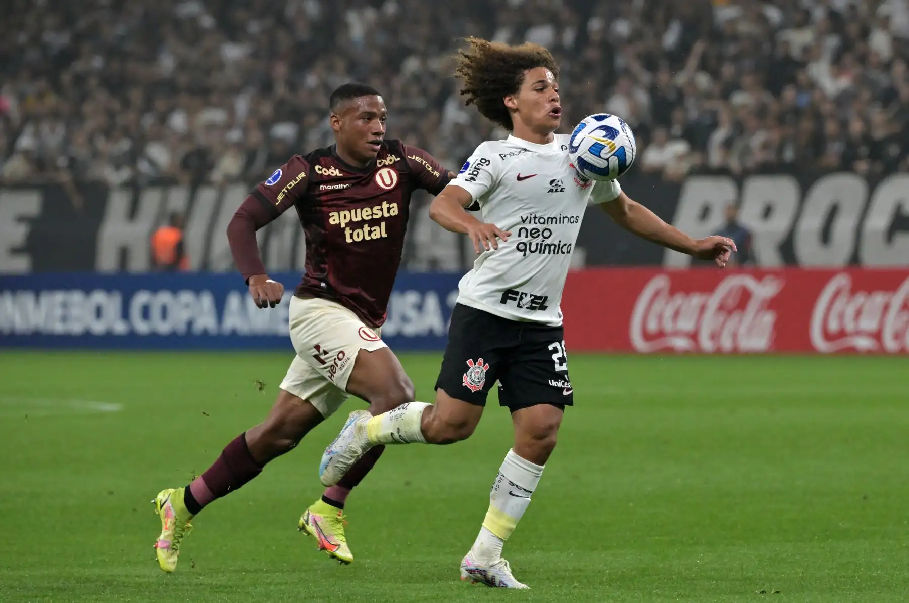 José Bolívar, defensor de Universitario, y Biro, defensor de Corinthians, luchan por el balón durante el partido de ida de los octavos de final de la Copa Sudamericana entre el brasileño Corinthians y el peruano Universitario en el Arena Corintios de Sao Paulo, Brasil. Foto:ANDINA/AFP