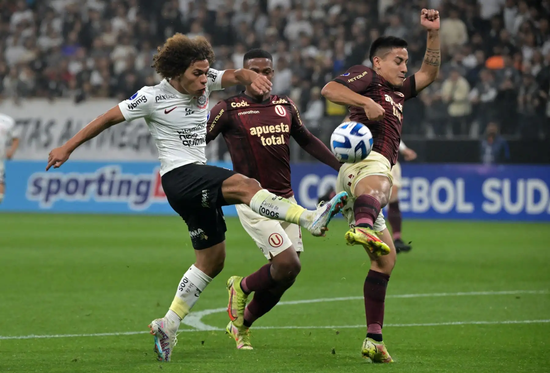 El defensa del Corinthians, Biro, lucha por el balón con el defensor del Universitario José Bolívar y el defensor argentino Matias Di Benedetto durante el partido de ida de los octavos de final de la Copa Sudamericana entre el brasileño Corinthians y el peruano Universitario en el Arena Corintios en Sao Paulo, Brasil. Foto: ANDINA/AFP