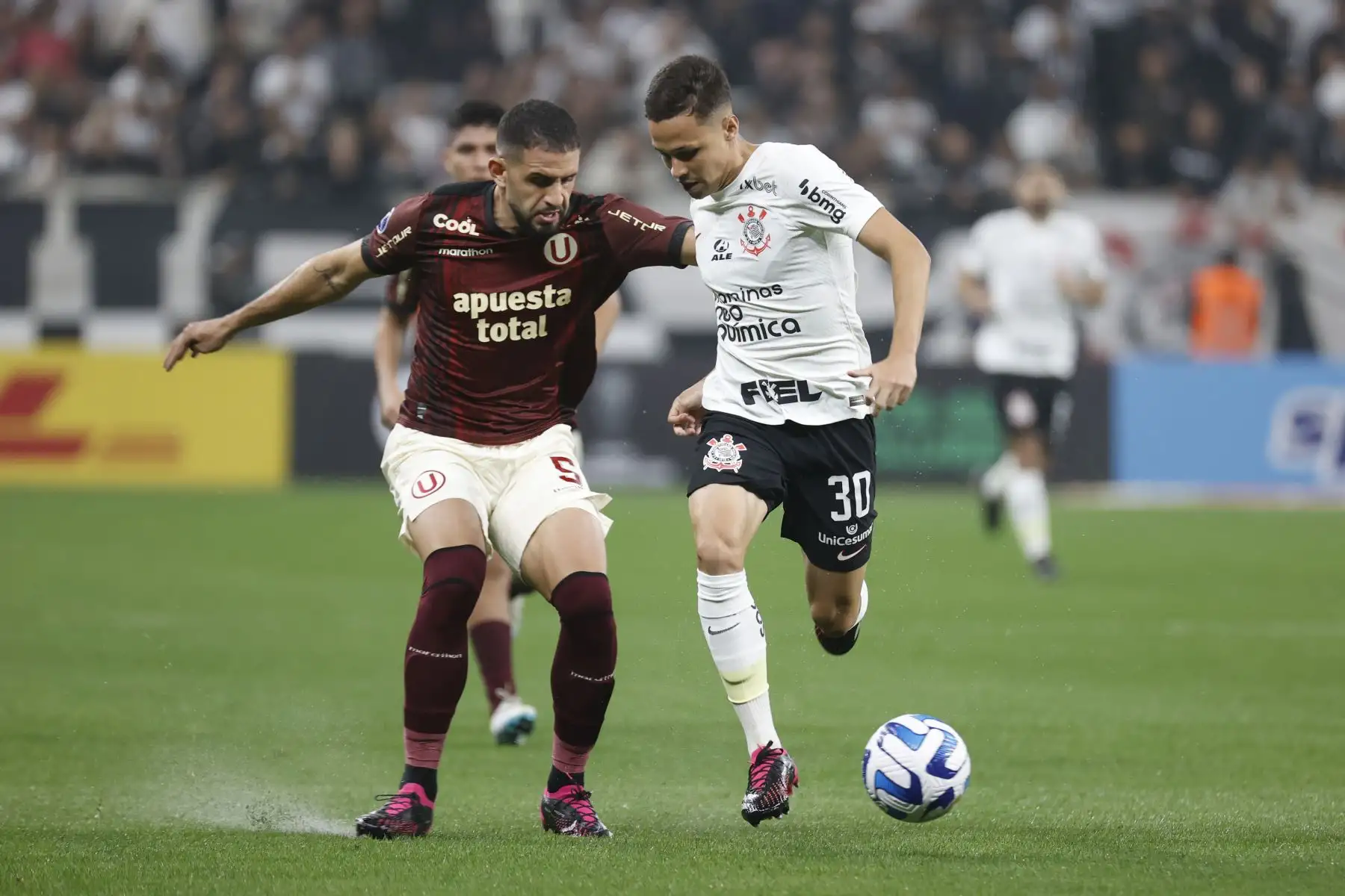 Matheus Araújo de Corinthians disputa un balón con Matías Di Benedetto de Universitario hoy, en un partido de la Copa Sudamericana entre Corinthians y Universitario en el estadio Arena Corinthians en Sao Paulo (Brasil). Foto:ANDINA/ EFE
