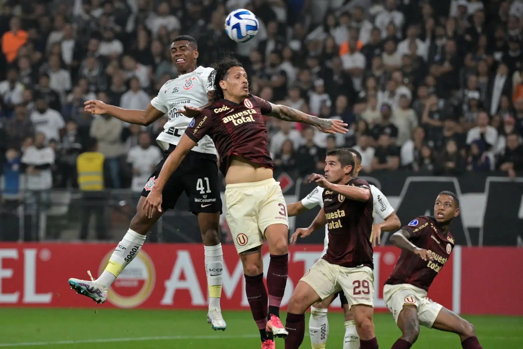 El delantero del Corintios Felipe Augusto  y el defensor paraguayo de Universitario Williams Riveros luchan por el balón durante el partido de ida de los octavos de final de la Copa Sudamericana entre el Corintios de Brasil y el Universitario de Perú en el Arena Corintios de Sao Paulo, Brasil. Foto:ANDINA/ AFP