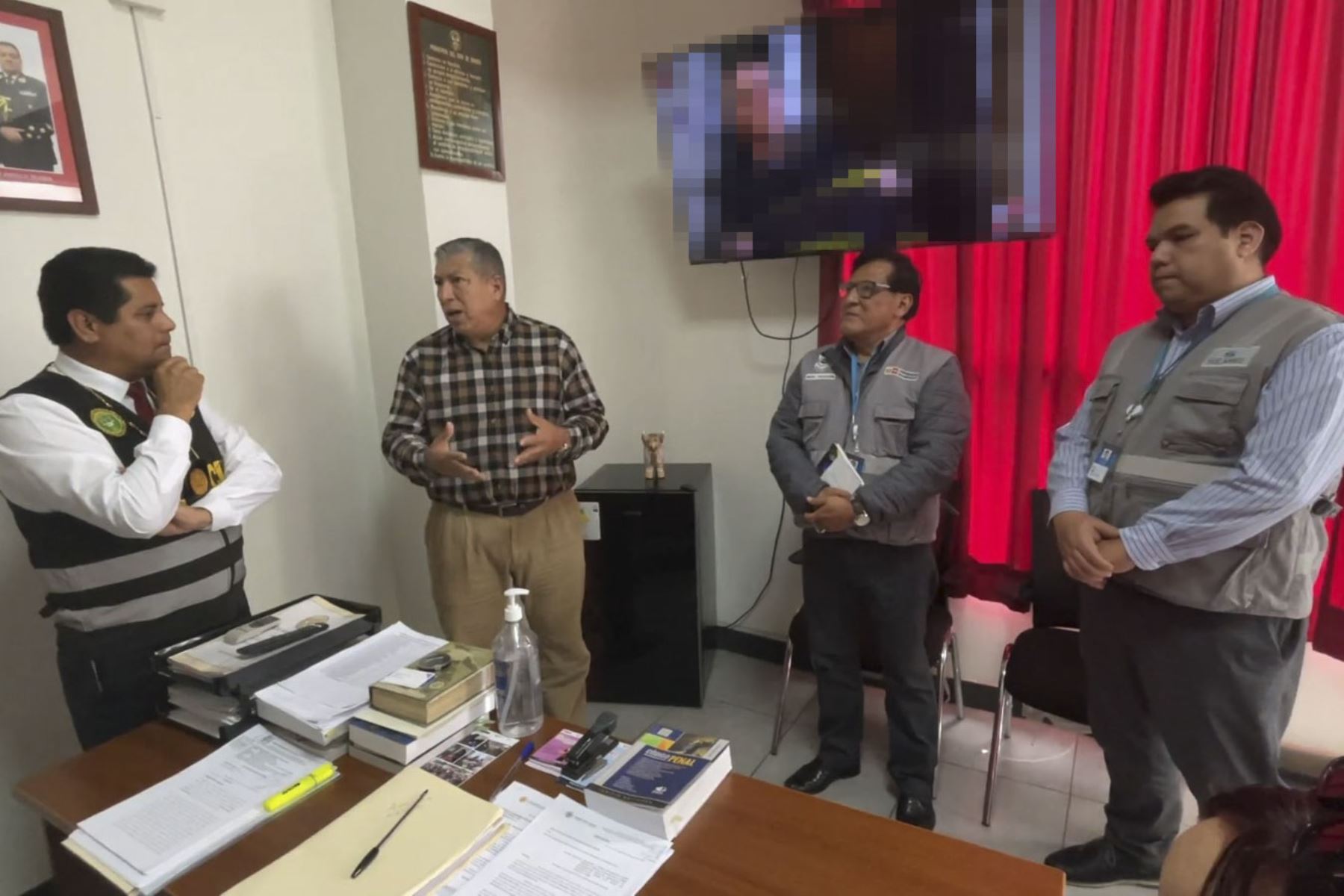 El coronel PNP (r) Carlos Eduardo Díaz Quepuy, gerente de Control y Fiscalización de Sucamec e integrantes de su equipo se reunieron con el comandante PNP Carlos Andrés Morales Guevara de la Dipincri N°2 de San Juan de Lurigancho, para hacer seguimiento al caso. ANDINA/ Sucamec.