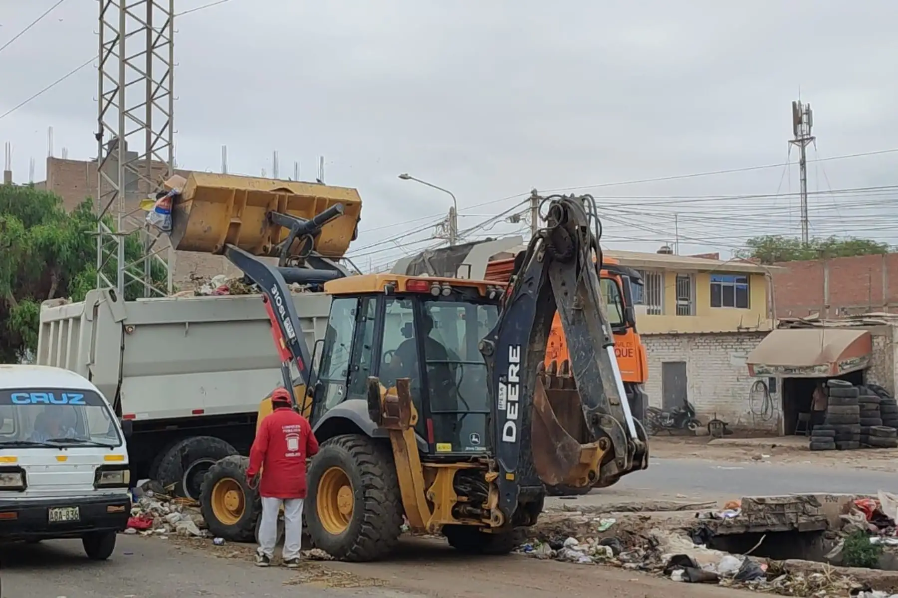 La jornada de limpieza abarcó las avenidas Leguía, parte de Belaunde y zonas aledañas, en la ciudad de Chiclayo.