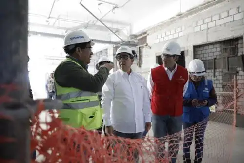 A escala nacional existen 1,574 obras públicas paralizadas, con un costo actualizado de S/ 22,495 millones y un saldo de inversión por S/ 11,221 millones.
