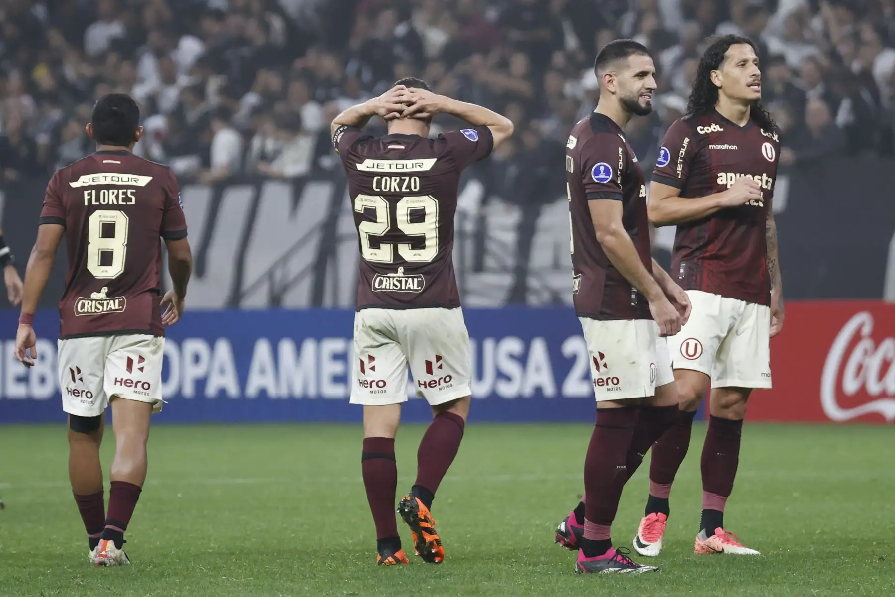 Aldo Corzo y compañeros de Universitario reaccionan hoy, al final de un partido de la Copa Sudamericana entre Corinthians y Universitario en el estadio Arena Corinthians en Sao Paulo (Brasil).
Foto: EFE