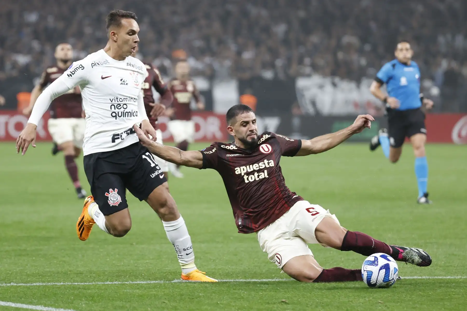 Giovane de Corinthians disputa un balón con Matías Di Benedetto de Universitario hoy, en un partido de la Copa Sudamericana entre Corinthians y Universitario en el estadio Arena Corinthians en Sao Paulo (Brasil).
Foto: EFE
