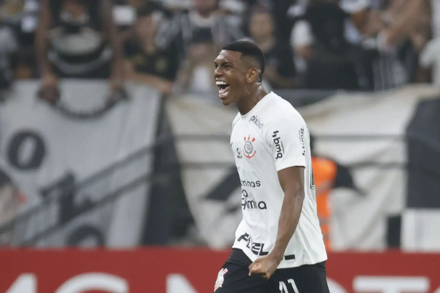 Felipe Augusto de Corinthians celebra su gol hoy, en un partido de la Copa Sudamericana entre Corinthians y Universitario en el estadio Arena Corinthians en Sao Paulo (Brasil).
Foto: EFE