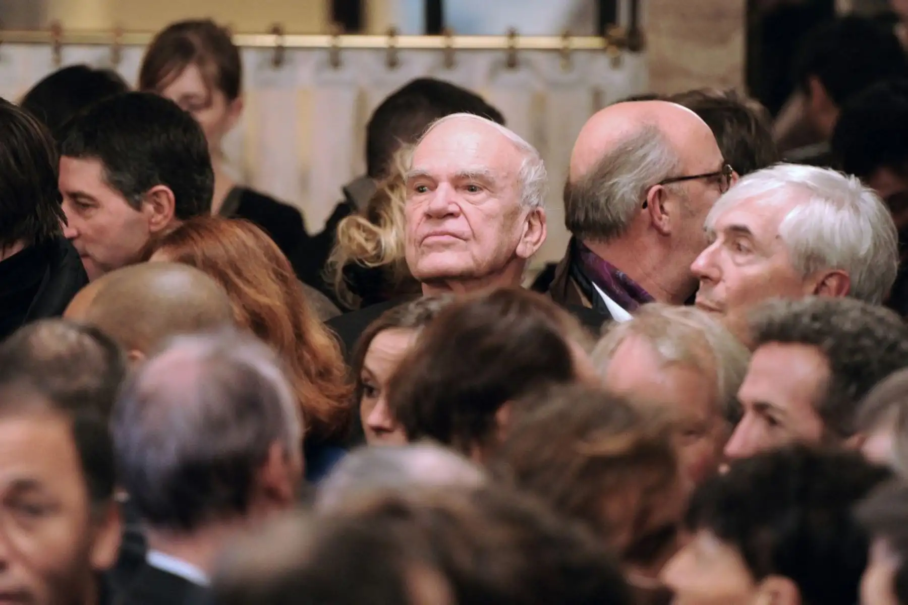 El escritor checo Milan Kundera, asiste a la fiesta del vigésimo aniversario de la reseña del filósofo francés Bernard-Henri Levy "La regle du jeu" (Las reglas del juego) en París el 30 de noviembre de 2010. Foto: AFP