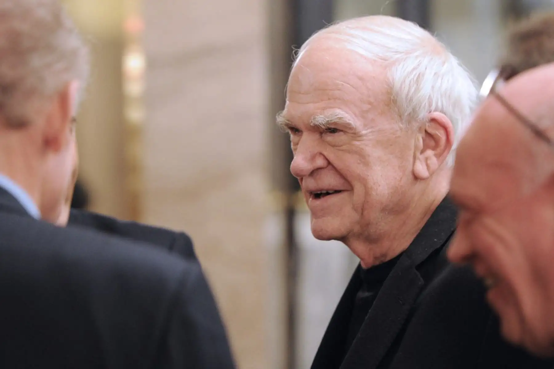 El escritor checo Milan Kundera, asiste a la fiesta del vigésimo aniversario de la reseña del filósofo francés Bernard-Henri Levy "La regle du jeu" (Las reglas del juego) en París el 30 de noviembre de 2010. Foto: AFP