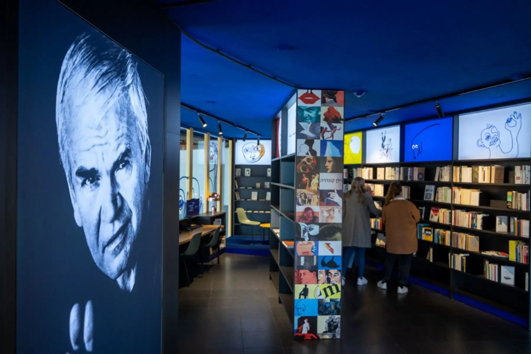 Los visitantes de la biblioteca Milan Kundera en Brno, República Checa, leyeron libros del novelista checo el 6 de abril de 2023.
Alrededor de 3.000 copias de autor de los libros de Milan Kundera, originalmente guardadas en su apartamento de París, ahora están disponibles en una nueva biblioteca en su ciudad checa natal de Brno. Foto: AFP