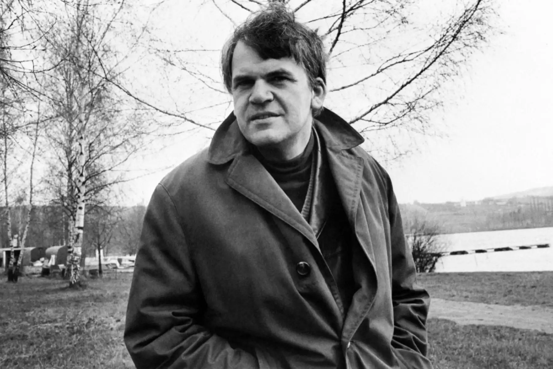 Retrato tomado el 14 de octubre de 1973 muestra al escritor francés de origen checo Milan Kundera en Praga. El escritor checo Milan Kundera, autor de "La insoportable levedad del ser", murió a los 94 años. Foto: AFP