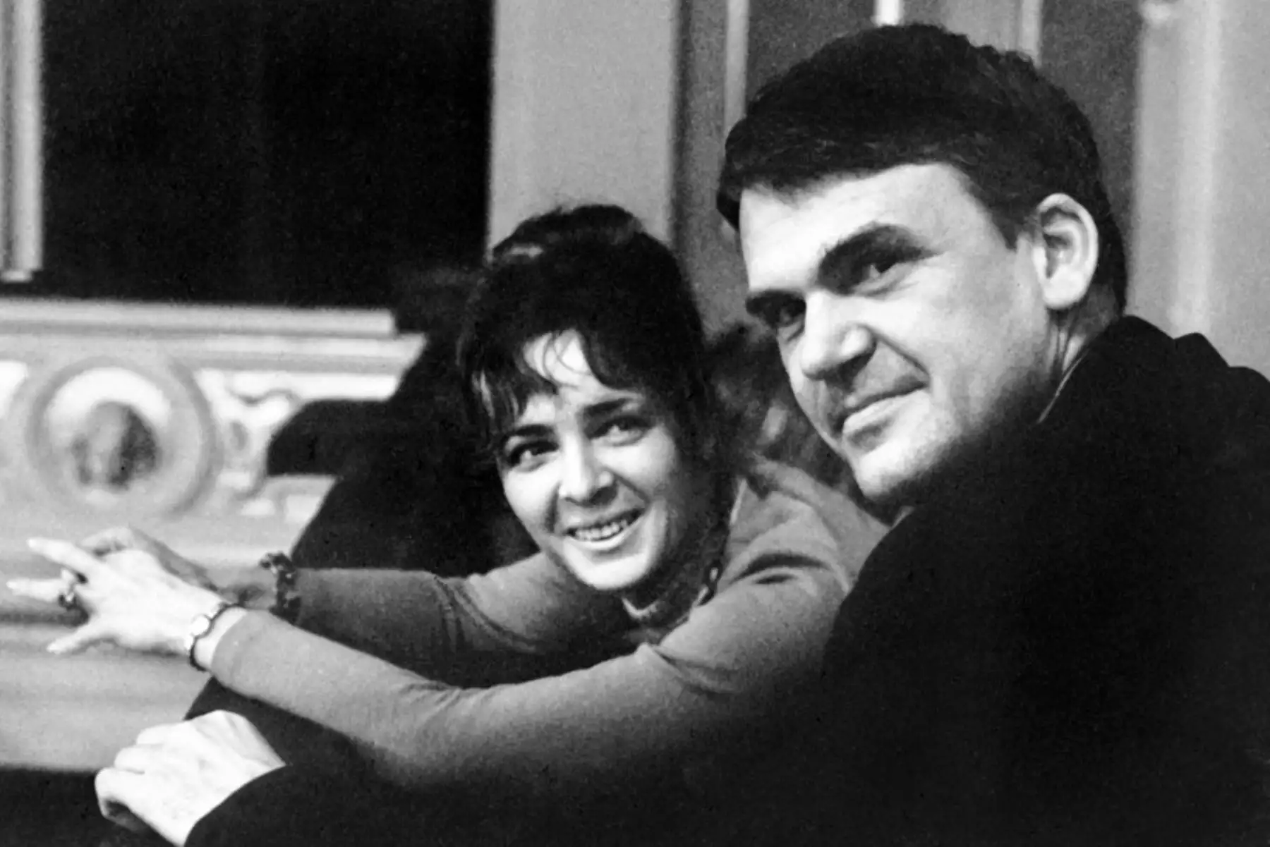 El escritor checo Milan Kundera posa con su esposa en Praga el 14 de octubre de 1973. El escritor checo Milan Kundera, autor de "La insoportable levedad del ser", murió a los 94 años. Foto: AFP