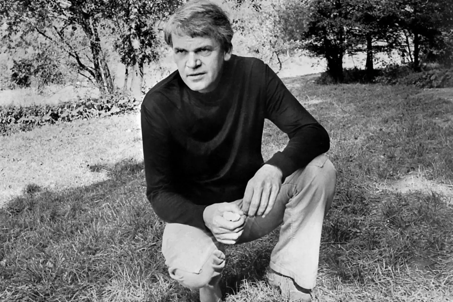 El escritor checo Milan Kundera posa en un jardín en Praga el 14 de octubre de 1973. El escritor checo Milan Kundera, autor de "La insoportable levedad del ser", murió a los 94 años. Foto: AFP
