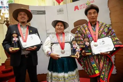 Los artesanos galardonados son: Alejo Porfirio Ramos (Ayacucho), Larry Segundo Orellana (Cusco) y Natividad Condori Sullca (Arequipa).